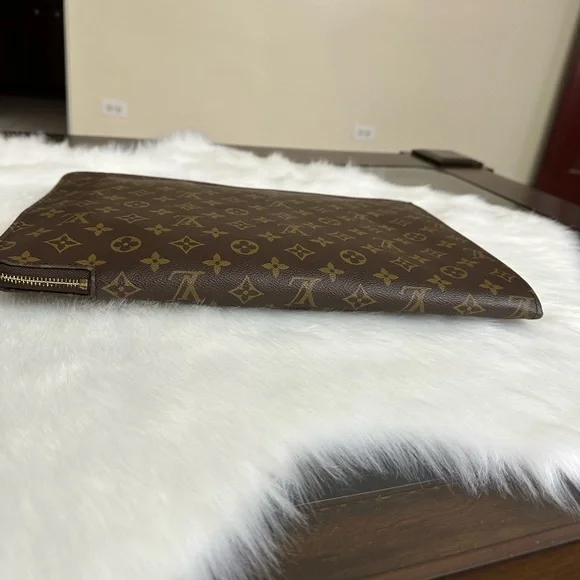 Auth Stunning Porte Clutch